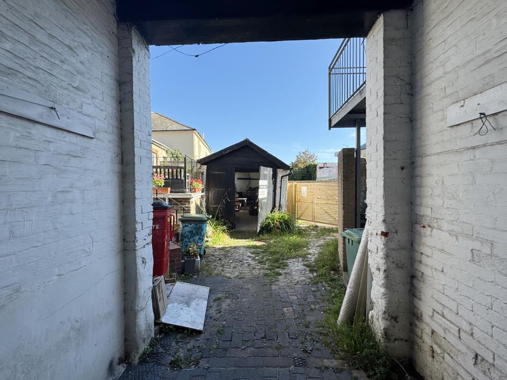 Lot: 92 - FREEHOLD TOWN CENTRE WORKSHOP/STORE WITH POTENTIAL - The Access via the Arch from Church Street